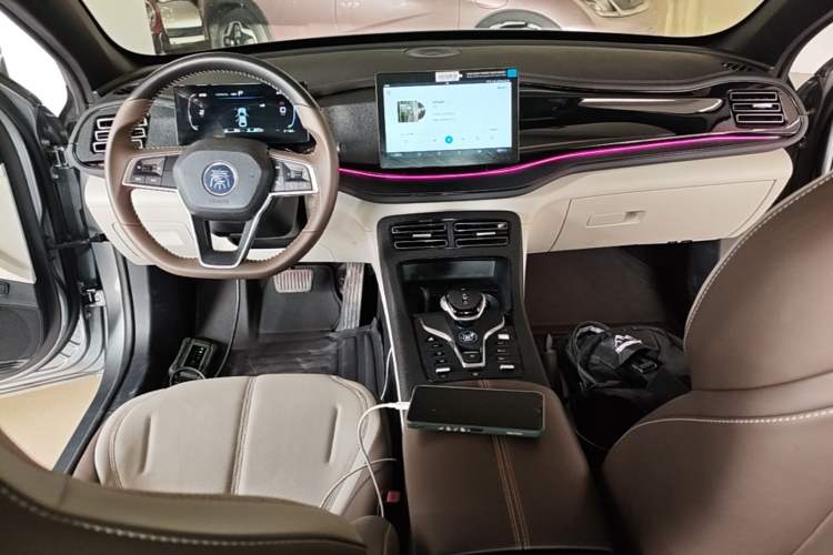Used BYD Qin PLUS 2024 HONOR Edition DM-i 55KM Leading Model Center Console