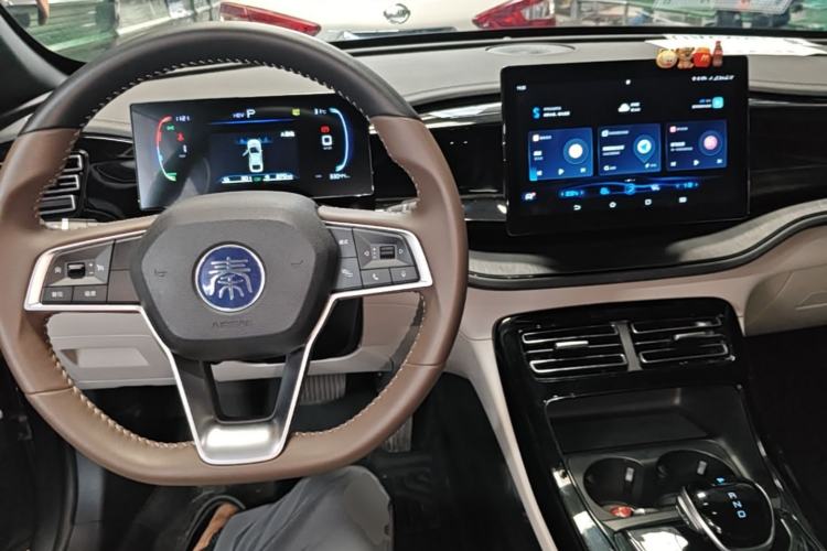 Used BYD Qin PLUS 2024 HONOR Edition DM-i 55KM Leading Model Center Console