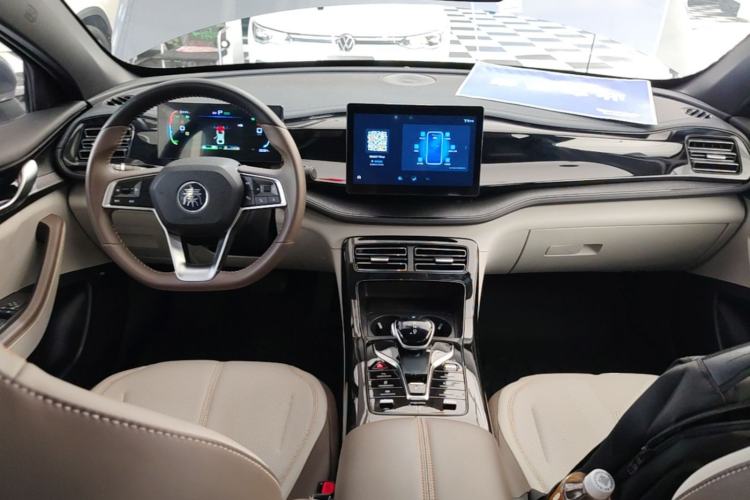 Used BYD Qin PLUS 2024 HONOR Edition DM-i 55KM Leading Model Center Console