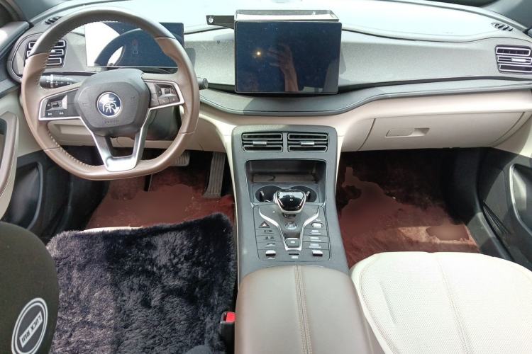 Used BYD Qin PLUS 2024 HONOR Edition DM-i 55KM Leading Model Center Console