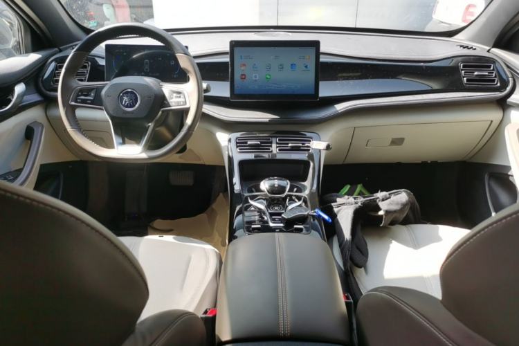 Used BYD Qin PLUS 2024 HONOR Edition DM-i 55KM Leading Model Center Console
