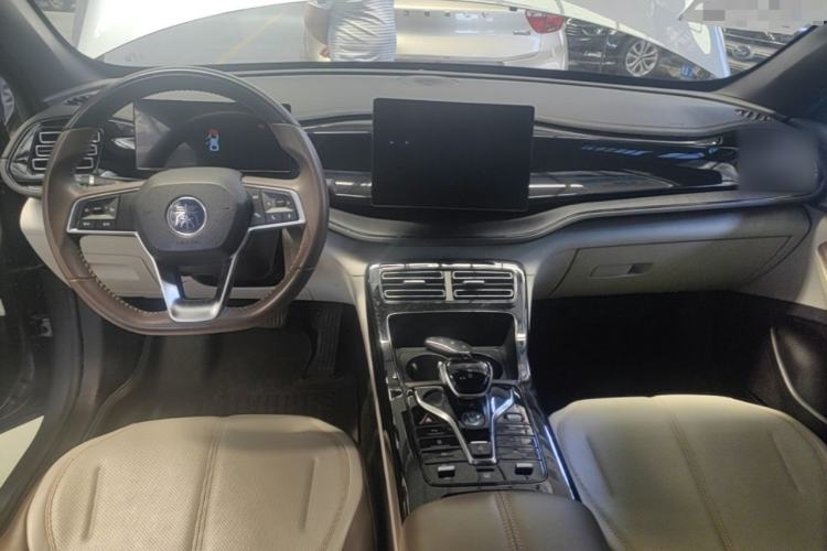 Used BYD Qin PLUS 2024 HONOR Edition DM-i 55KM Leading Model Center Console