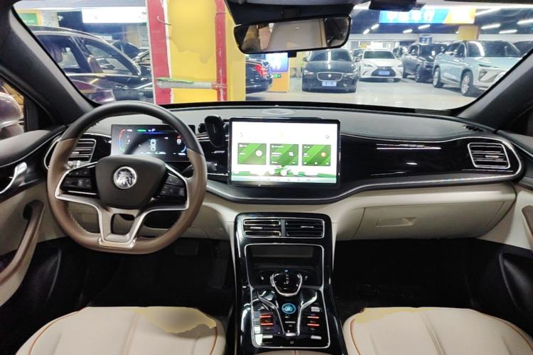 Used BYD Qin PLUS 2024 HONOR Edition DM-i 120KM Excellence Model Center Console