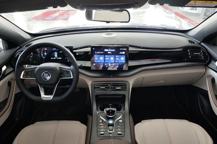 Used BYD Qin PLUS 2024 HONOR Edition DM-i 55KM Leading Model Center Console