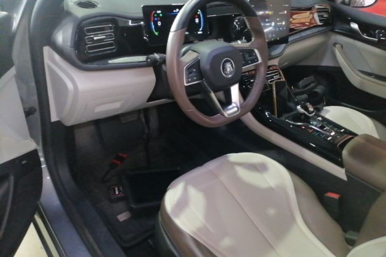 Used BYD Qin PLUS 2024 HONOR Edition DM-i 55KM Leading Model Center Console