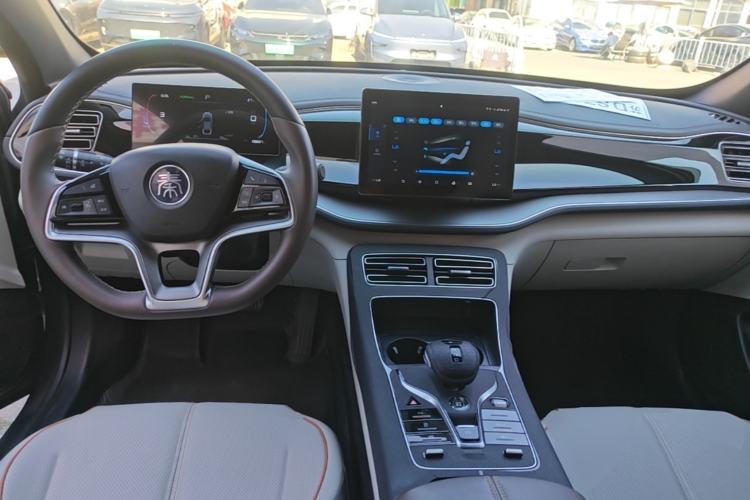 Used BYD Qin PLUS 2024 Honor Edition EV 420KM Leading Model Center Console