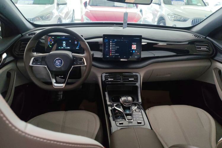 Used BYD Qin PLUS 2024 HONOR Edition DM-i 55KM Leading Model Center Console