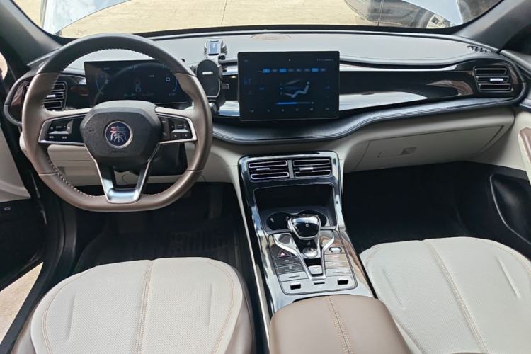 Used BYD Qin PLUS 2024 HONOR Edition DM-i 55KM Leading Model Center Console