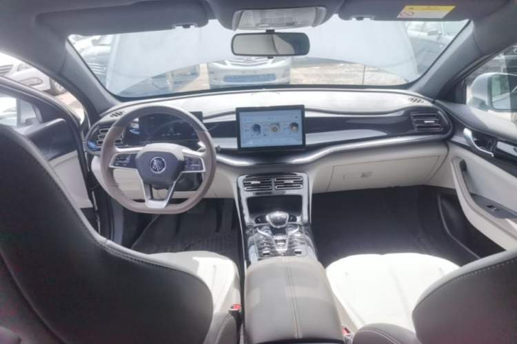 Used BYD Qin PLUS 2024 HONOR Edition DM-i 55KM Leading Model Center Console