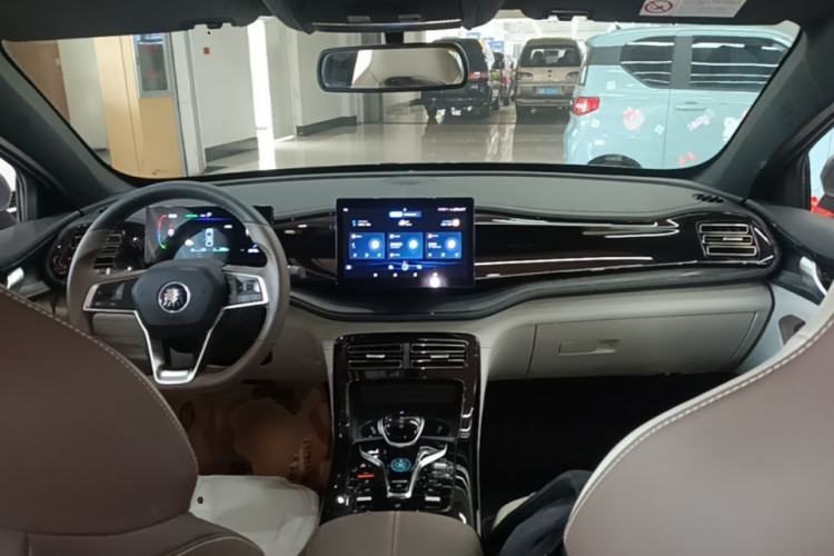 Used BYD Qin PLUS 2024 HONOR Edition DM-i 55KM Leading Model Center Console