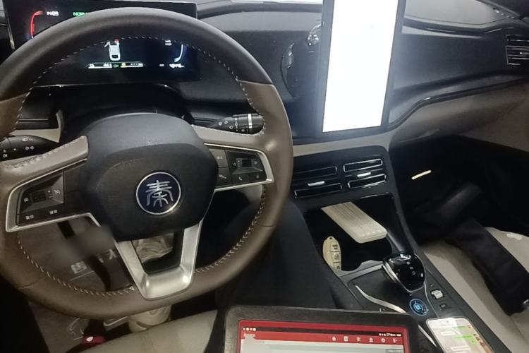 Used BYD Qin PLUS 2024 HONOR Edition DM-i 55KM Leading Model Center Console