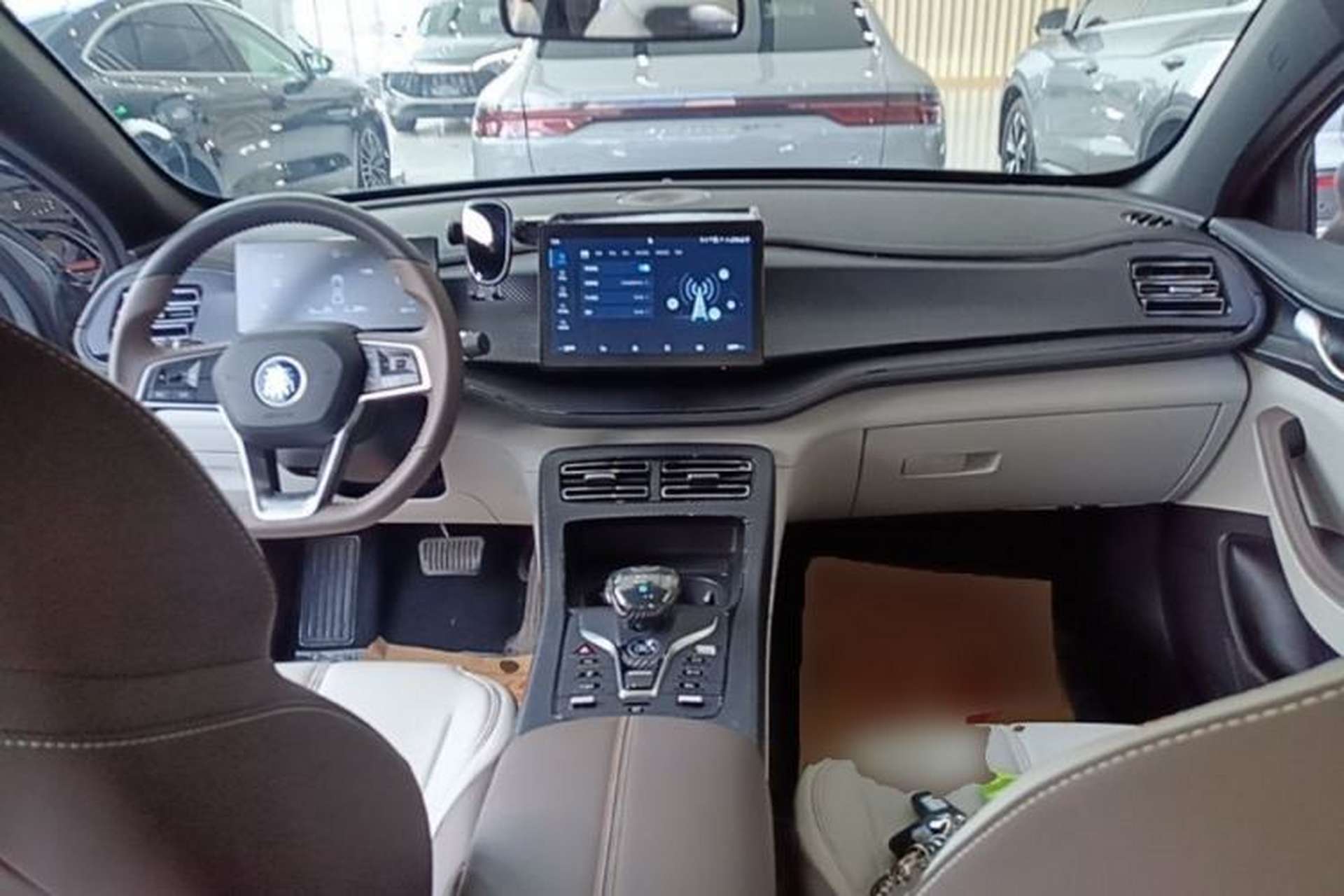 Used BYD Qin PLUS 2024 HONOR Edition DM-i 55KM Leading Model Center Console