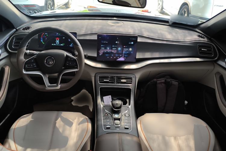 Used BYD Qin PLUS 2024 Honor Edition EV 510KM Leading Model Center Console