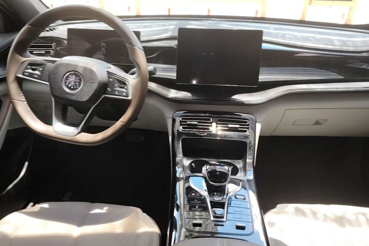 Used BYD Qin PLUS 2024 HONOR Edition DM-i 55KM Leading Model Center Console