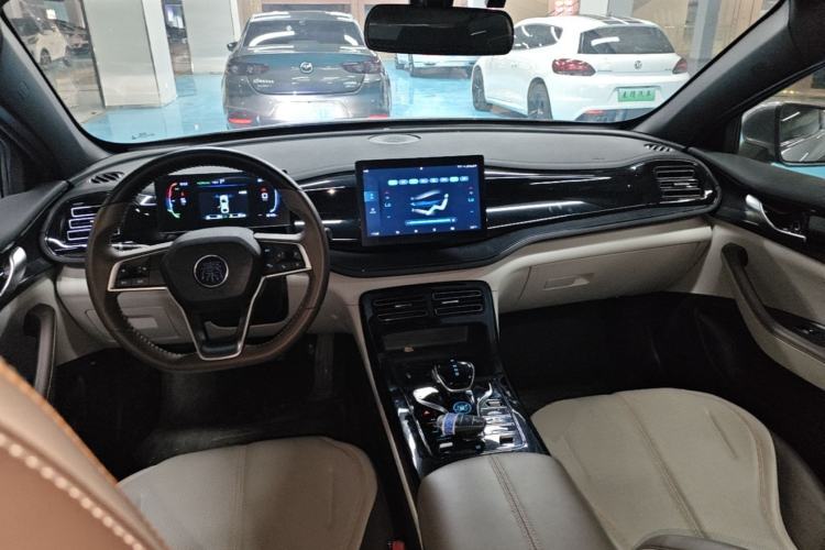 Used BYD Qin PLUS 2024 HONOR Edition DM-i 55KM Leading Model Center Console