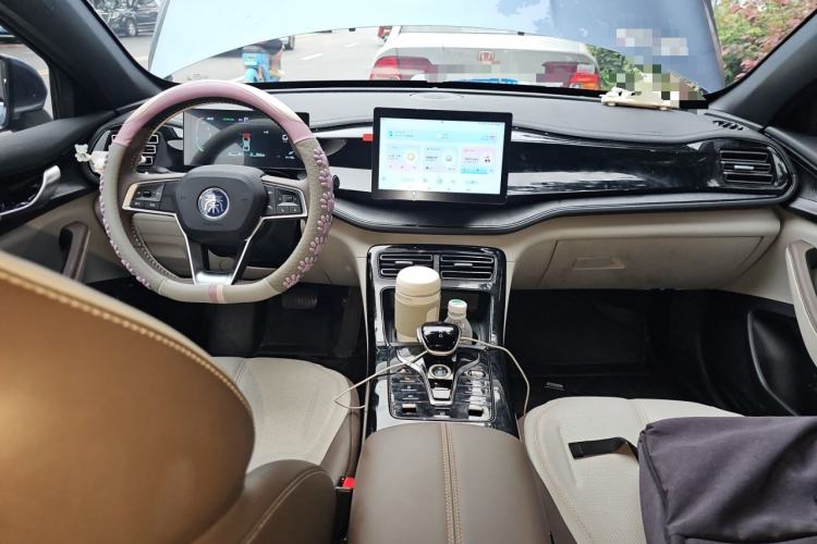 Used BYD Qin PLUS 2024 HONOR Edition DM-i 55KM Leading Model Center Console