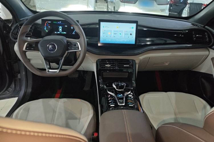 Used BYD Qin PLUS 2024 HONOR Edition DM-i 55KM Leading Model Center Console