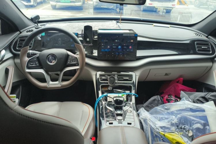 Used BYD Qin PLUS 2024 Honor Edition EV 420KM Leading Model Center Console
