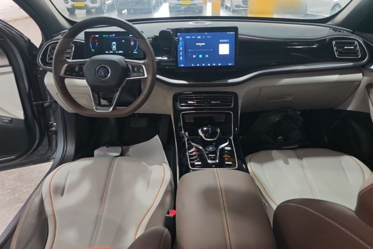 Used BYD Qin PLUS 2024 HONOR Edition DM-i 55KM Beyond Model Center Console