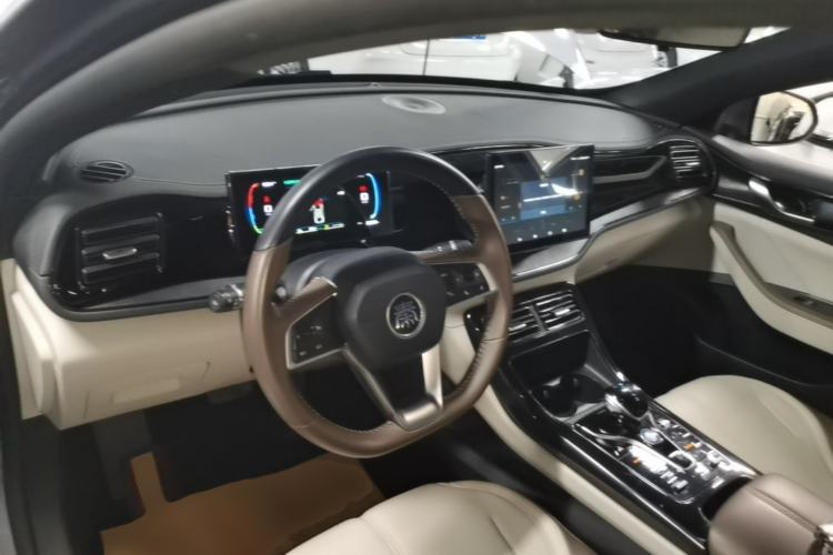 Used BYD Qin PLUS 2024 HONOR Edition DM-i 55KM Leading Model Center Console