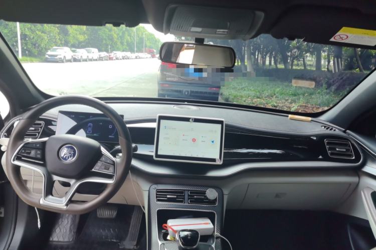 Used BYD Qin PLUS 2024 Honor Edition EV 510KM Leading Model Center Console