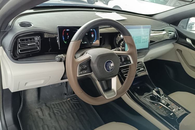 Used BYD Qin PLUS 2024 HONOR Edition DM-i 55KM Leading Model Center Console
