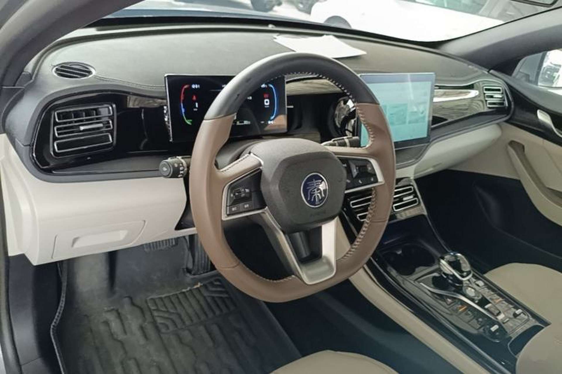 Used BYD Qin PLUS 2024 HONOR Edition DM-i 55KM Leading Model Center Console