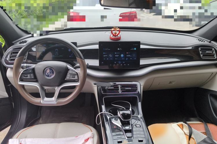 Used BYD Qin PLUS 2024 Honor Edition EV 510KM Leading Model Center Console
