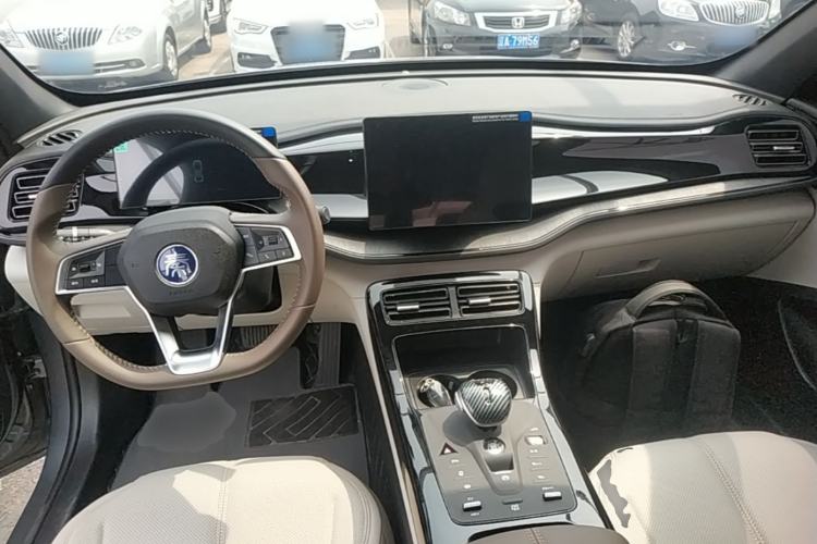 Used BYD Qin PLUS 2024 HONOR Edition DM-i 55KM Leading Model Center Console