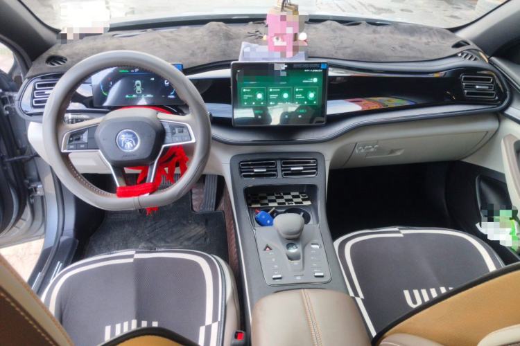 Used BYD Qin PLUS 2024 HONOR Edition DM-i 55KM Leading Model Center Console
