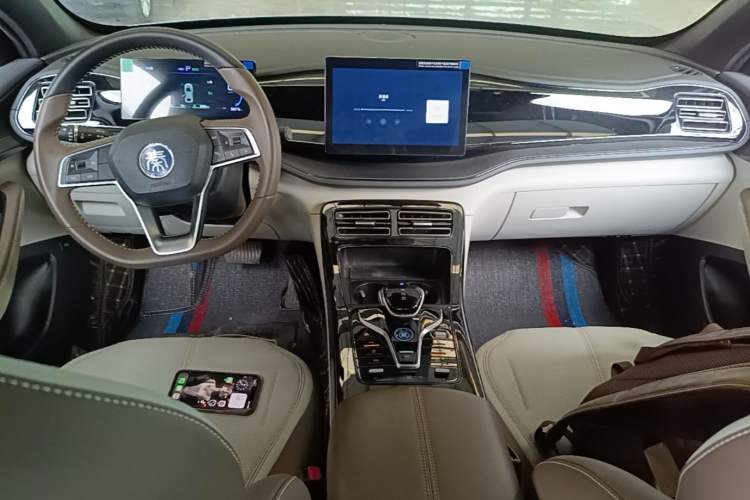 Used BYD Qin PLUS 2024 HONOR Edition DM-i 55KM Leading Model Center Console