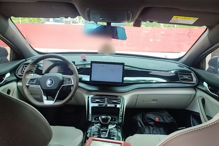 Used BYD Qin PLUS 2024 HONOR Edition DM-i 55KM Leading Model Center Console