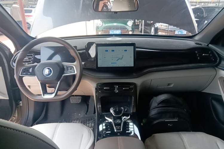Used BYD Qin PLUS 2024 HONOR Edition DM-i 55KM Leading Model Center Console