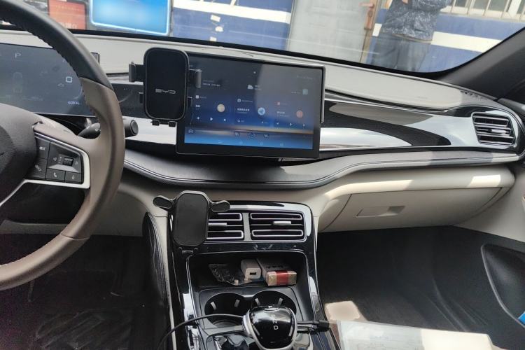 Used BYD Qin PLUS 2024 HONOR Edition DM-i 55KM Leading Model Center Console