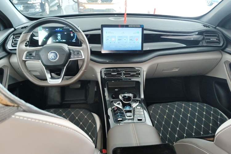 Used BYD Qin PLUS 2024 HONOR Edition DM-i 55KM Leading Model Center Console