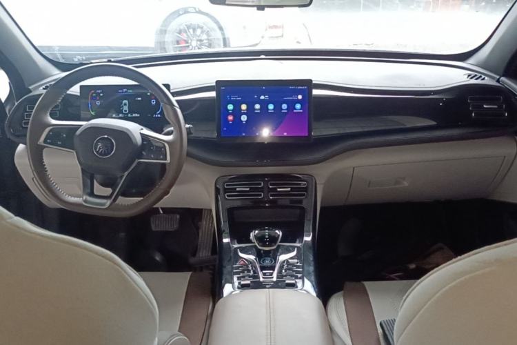 Used BYD Qin PLUS 2024 HONOR Edition DM-i 55KM Leading Model Center Console