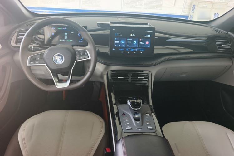 Used BYD Qin PLUS 2024 HONOR Edition DM-i 55KM Leading Model Center Console