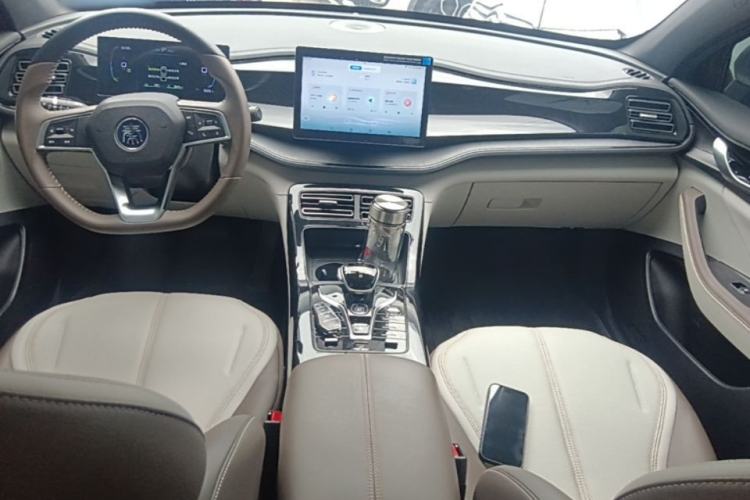 Used BYD Qin PLUS 2024 HONOR Edition DM-i 55KM Leading Model Center Console