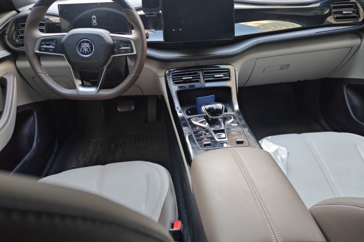 Used BYD Qin PLUS 2024 HONOR Edition DM-i 55KM Beyond Model Center Console