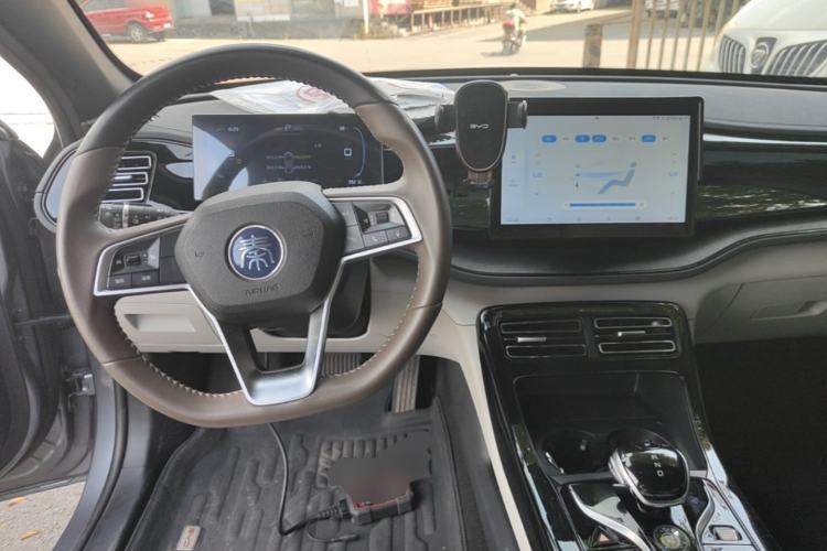 Used BYD Qin PLUS 2024 HONOR Edition DM-i 55KM Leading Model Center Console