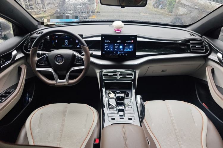 Used BYD Qin PLUS 2024 Honor Edition EV 510KM Leading Model Center Console