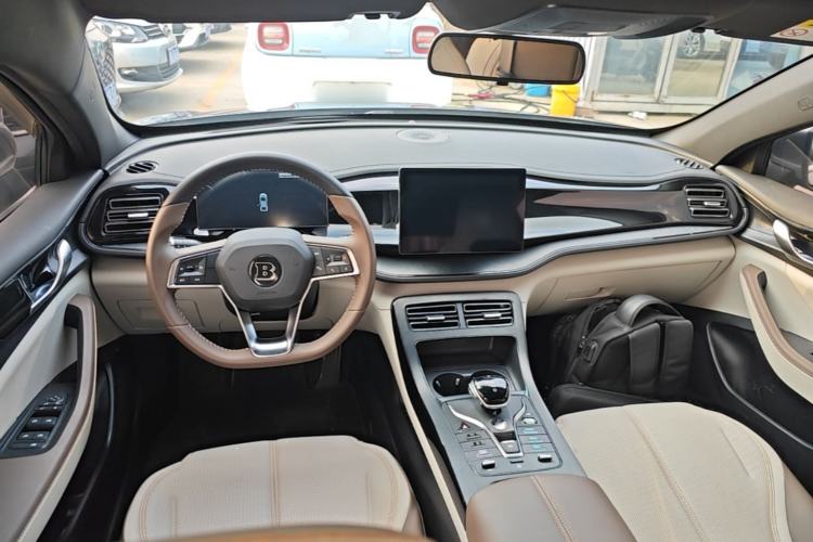 Used BYD Qin PLUS 2024 HONOR Edition DM-i 55KM Leading Model Center Console