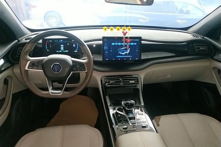 Used BYD Qin PLUS 2024 HONOR Edition DM-i 55KM Leading Model Center Console