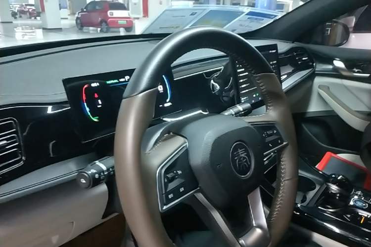 Used BYD Qin PLUS 2024 HONOR Edition DM-i 55KM Leading Model Center Console
