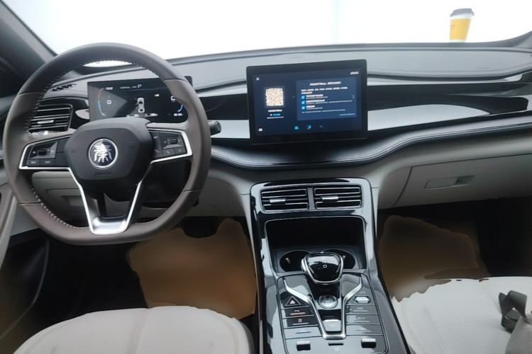 Used BYD Qin PLUS 2024 HONOR Edition DM-i 55KM Leading Model Center Console