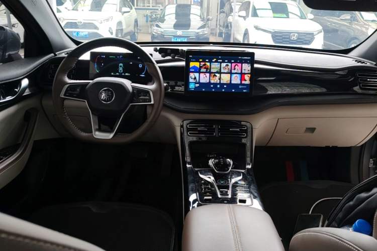 Used BYD Qin PLUS 2024 HONOR Edition DM-i 55KM Leading Model Center Console