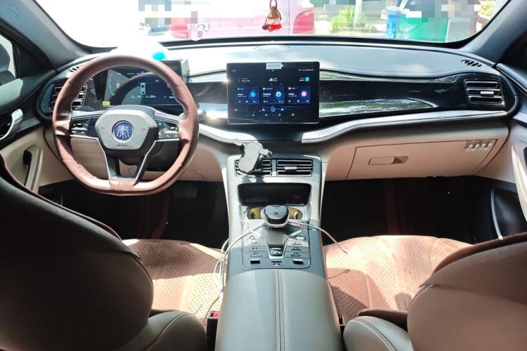 Used BYD Qin PLUS 2024 HONOR Edition DM-i 55KM Leading Model Center Console