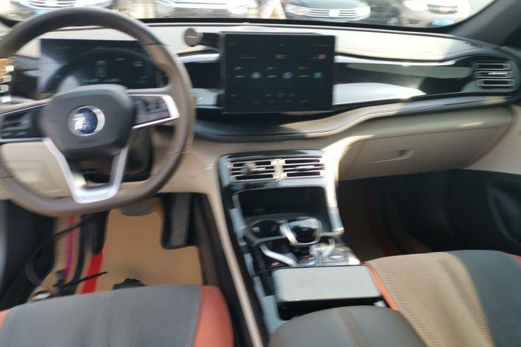 Used BYD Qin PLUS 2024 HONOR Edition DM-i 55KM Leading Model Center Console