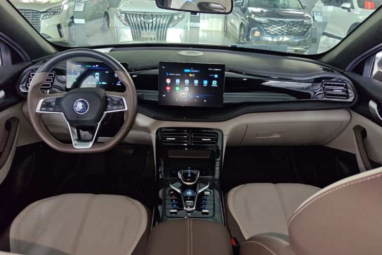 Used BYD Qin PLUS 2024 HONOR Edition DM-i 55KM Leading Model Center Console