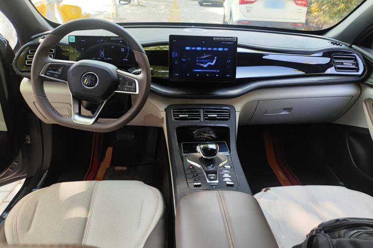 Used BYD Qin PLUS 2024 HONOR Edition DM-i 55KM Leading Model Center Console